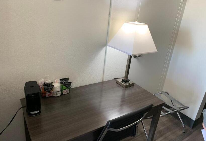 장애인을 위한 킹사이즈 침대 스탠다드 룸, Ramada By Wyndham North Platte