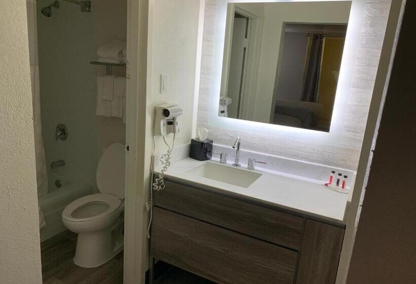 스탠다드 룸 킹사이즈 침대, Ramada By Wyndham North Platte