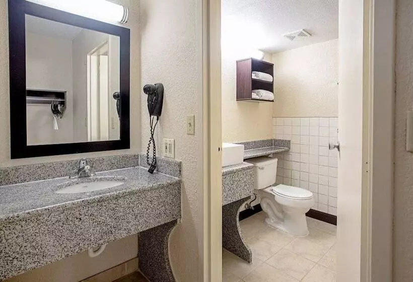 اتاق لوکس, Red Roof Inn Plus+ Wichita East