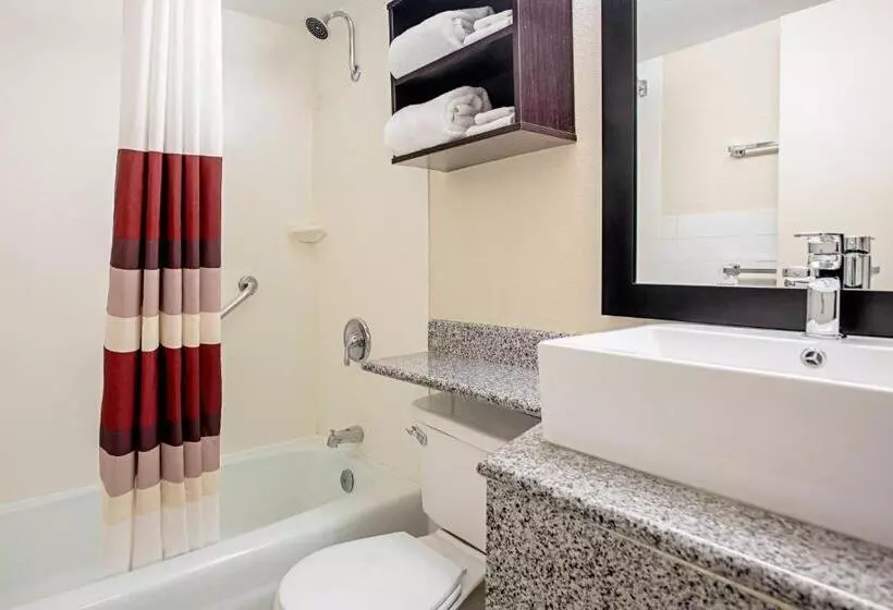 اتاق سوپریور با تخت بزرگ, Red Roof Inn Plus+ Wichita East