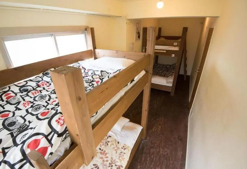 اتاق استاندارد چهارنفره با سرویس بهداشتی مشترک, Hostel Q