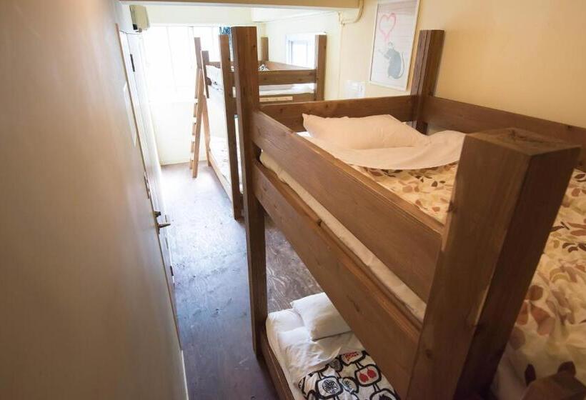 标准四人间共用浴室, Hostel Q