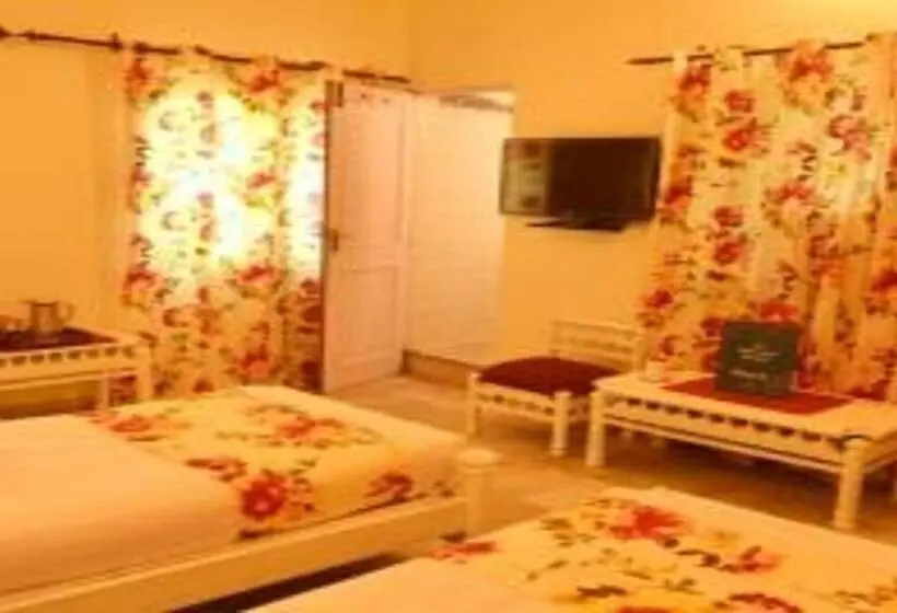 バルコニー付きスタンダードトリプルルーム, Snehdeep Guest House