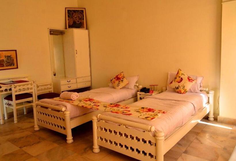 デラックスルーム, Snehdeep Guest House