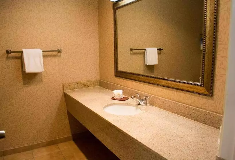 Deluxe Suite King Bed, Days Inn By Wyndham Klamath Falls