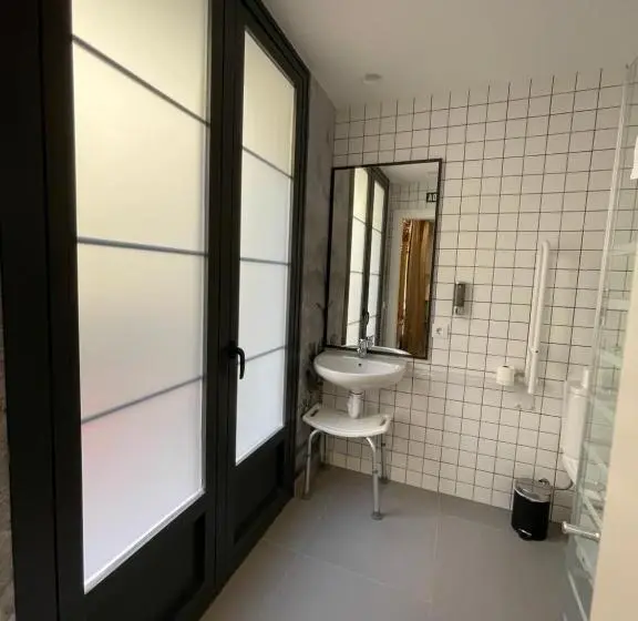 اتاق لوکس با بالکن, Az The Botanic Hostel