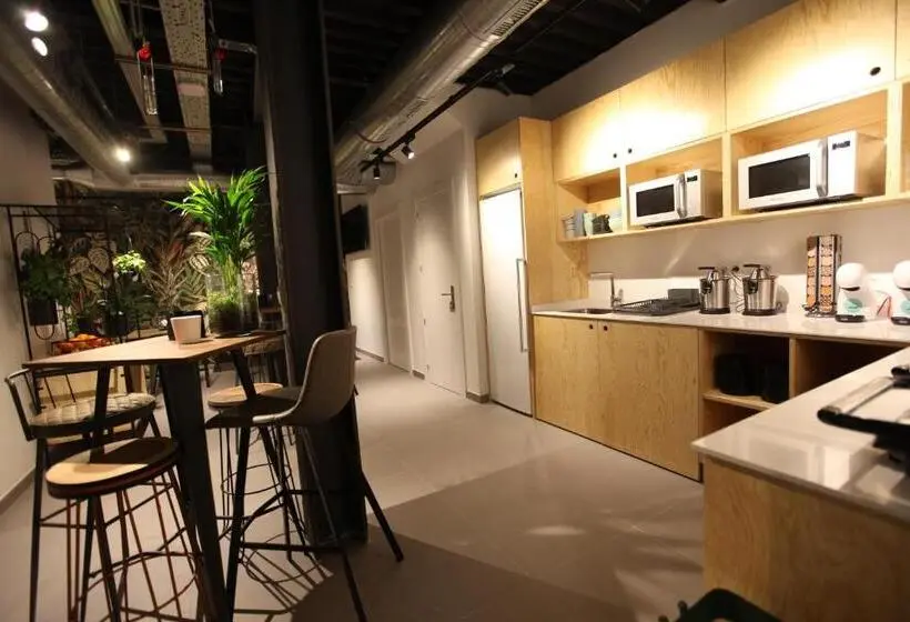 اتاق لوکس با بالکن, Az The Botanic Hostel