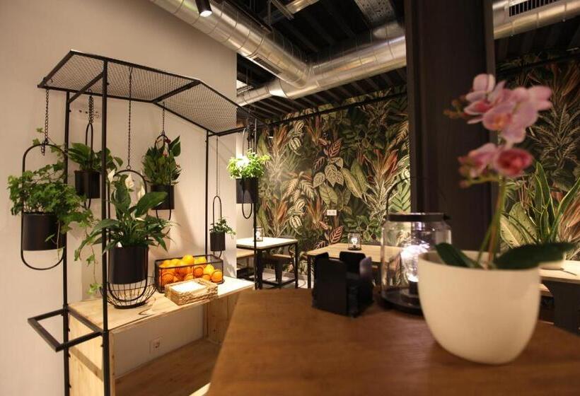 Номер Deluxe с Балконом, Az The Botanic Hostel