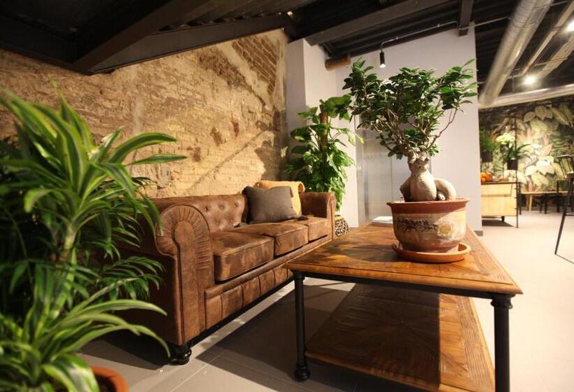 Номер Deluxe с Балконом, Az The Botanic Hostel