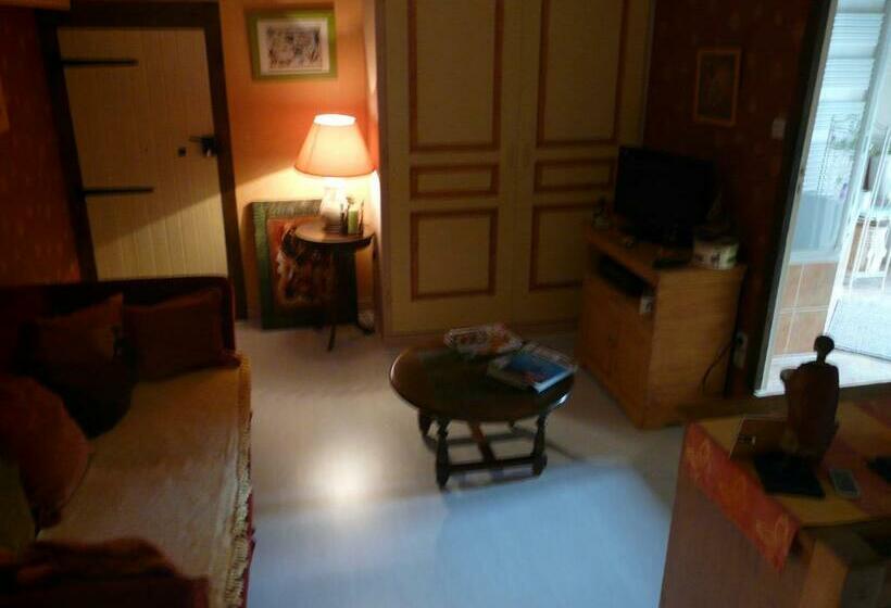 חדר משפחתי, Les Hirondelles