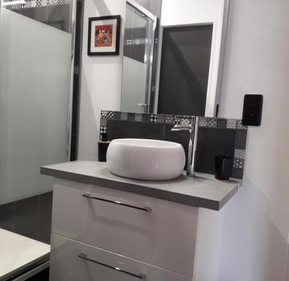 جناح مطلّ علي الحديقة, Les Hirondelles