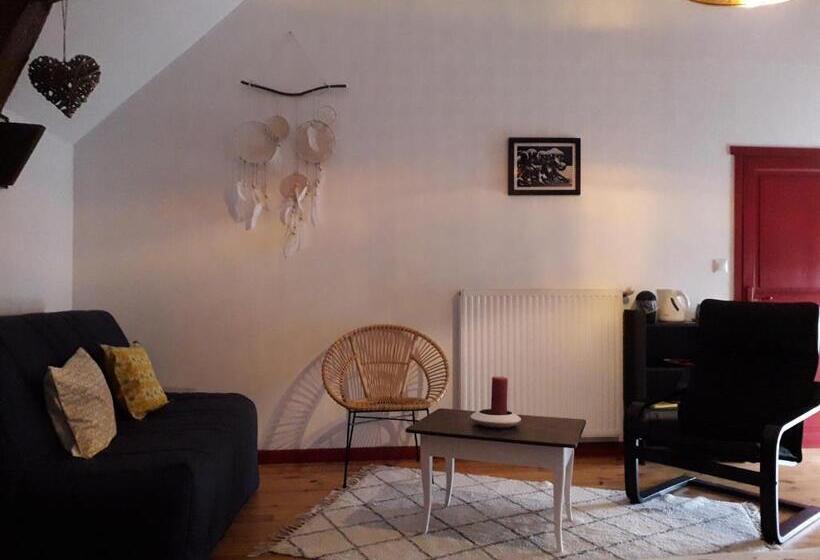 جناح مطلّ علي الحديقة, Les Hirondelles