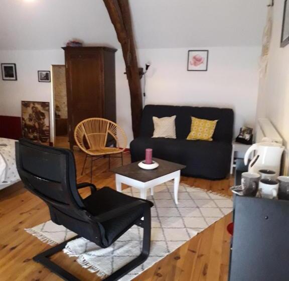 جناح مطلّ علي الحديقة, Les Hirondelles