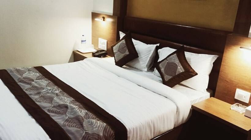 Deluxe Room, Crystal Luxury Inn  Bandra