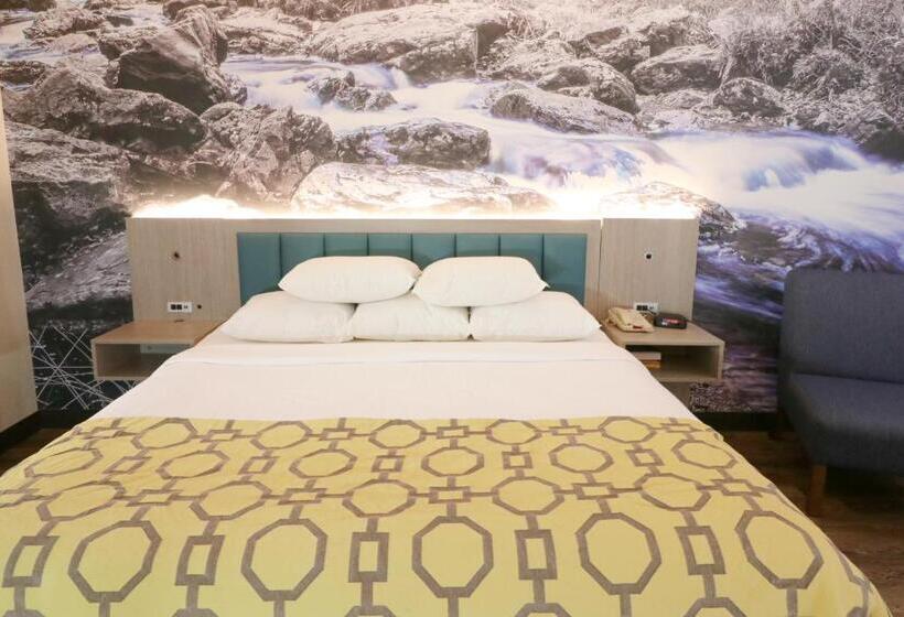 2 Bedrooms Suite 2 Bedrooms River View, Baymont By Wyndham Gatlinburg On The River