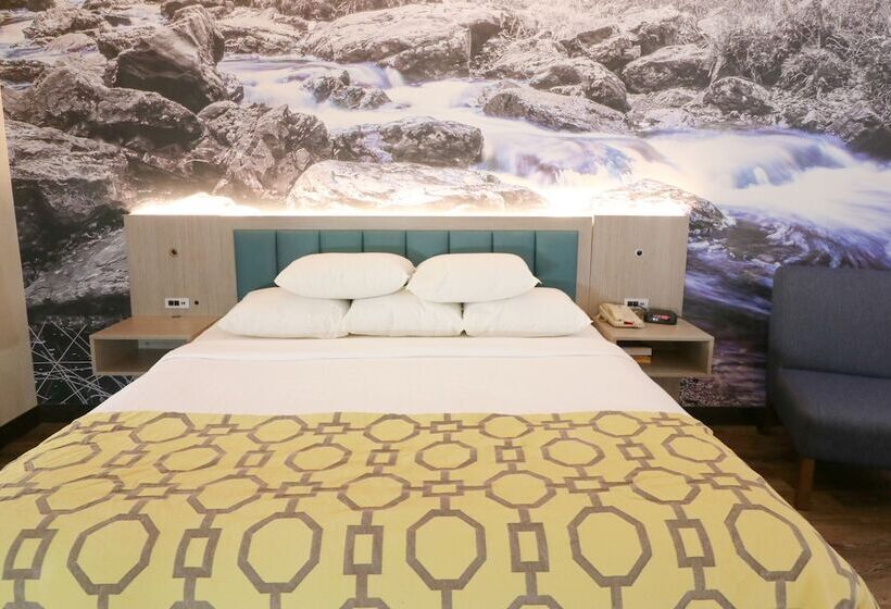 2 Bedrooms Suite 2 Bedrooms River View, Baymont By Wyndham Gatlinburg On The River