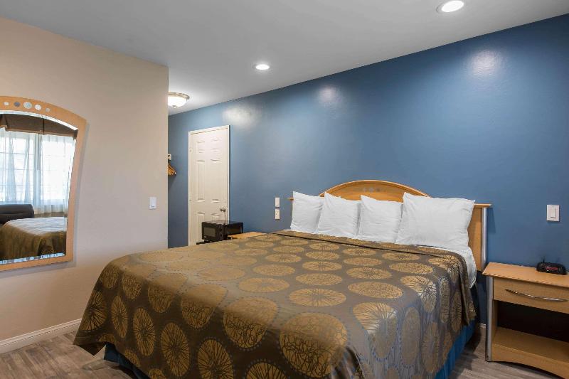 스탠다드 룸 킹사이즈 침대, Rodeway Inn Escondido Downtown