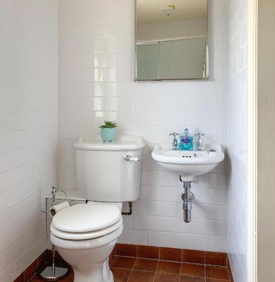 استودیوی لوکس, Hollies Farm B&b
