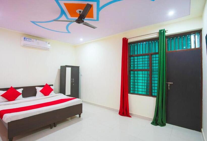 Quarto Triplo Clássico, Spot On 62980 Shiva Residency