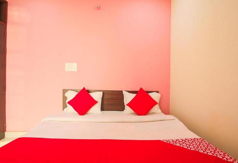Quarto Triplo Clássico, Spot On 62980 Shiva Residency