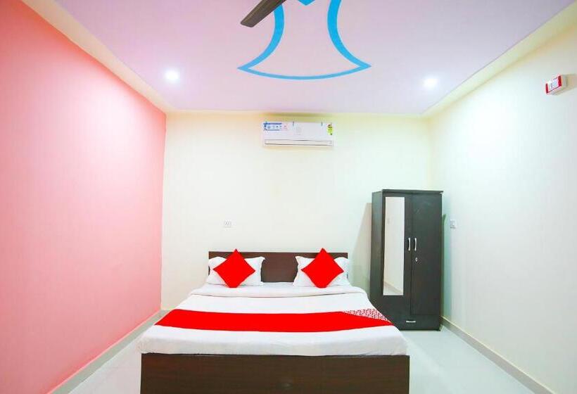 Quarto Triplo Clássico, Spot On 62980 Shiva Residency