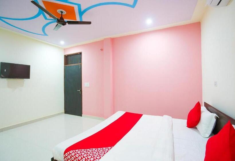 Quarto Triplo Clássico, Spot On 62980 Shiva Residency