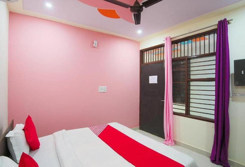 Quarto Triplo Clássico, Spot On 62980 Shiva Residency