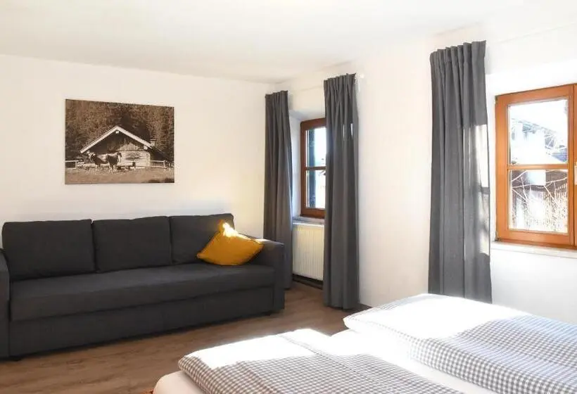 Camera Standard, Alps Hostel