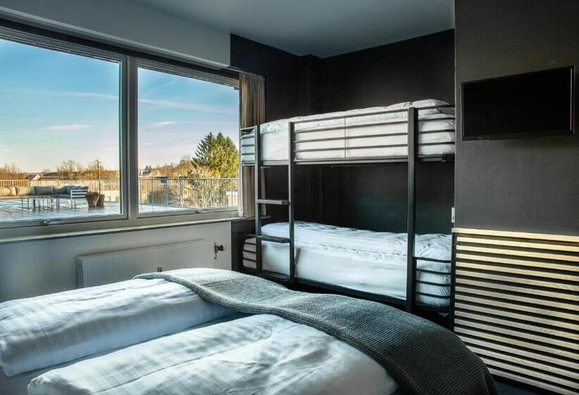 غرفة عائلية, B