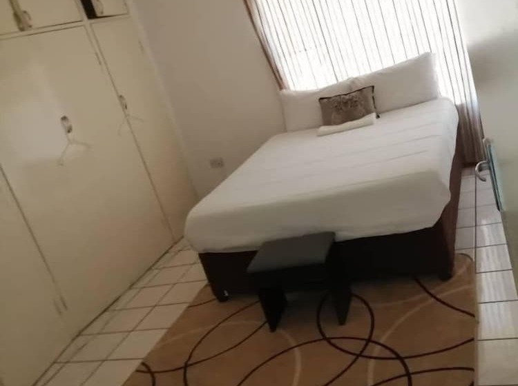 اتاق استاندارد با سرویس بهداشتی مشترک, Emperor S Inn