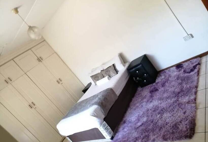 اتاق اکونومی, Emperor S Inn