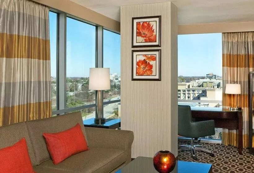 スイート, Courtland Grand Hotel, Trademark Collection by Wyndham Former Sheraton Atlanta