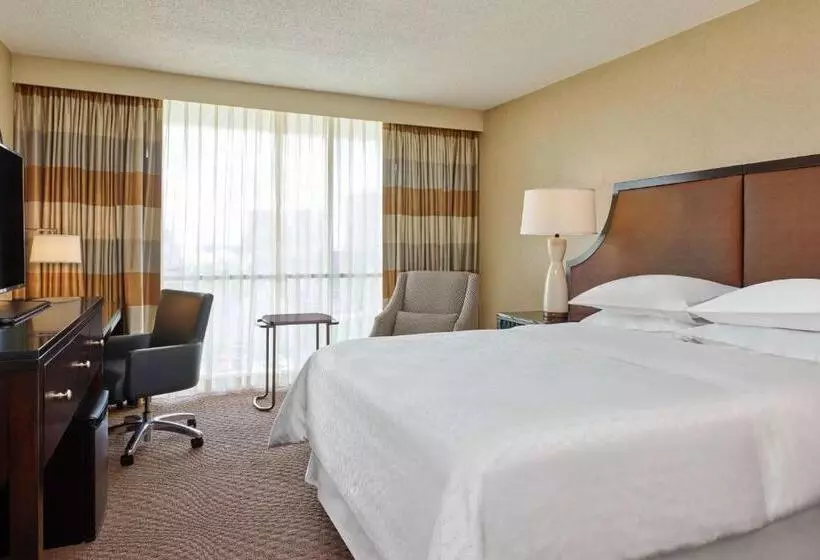身障者適用キングサイズベッドルーム, Courtland Grand Hotel, Trademark Collection by Wyndham Former Sheraton Atlanta