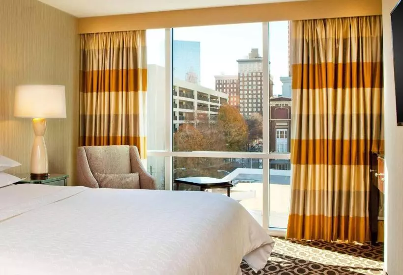 キングサイズベッドのスイートルーム, Courtland Grand Hotel, Trademark Collection by Wyndham Former Sheraton Atlanta