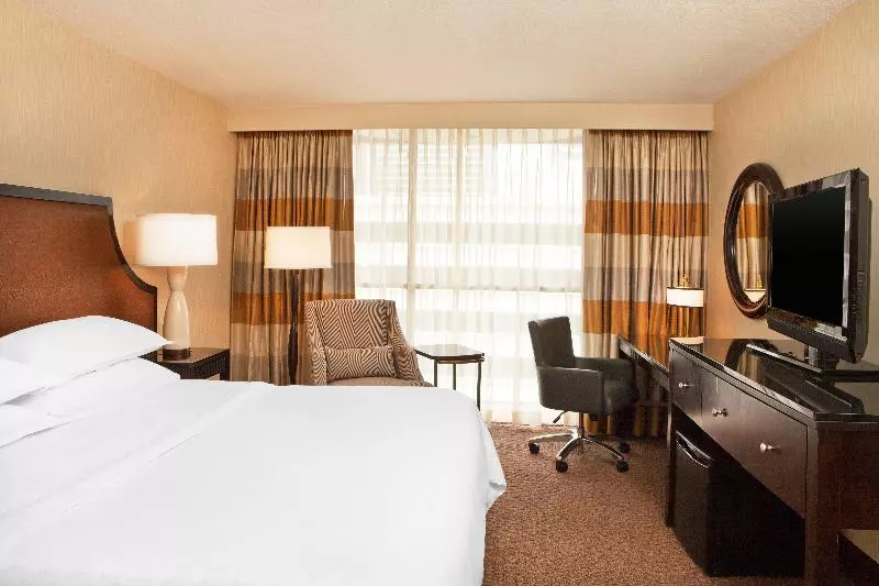 キングサイズベッドのデラックスルーム, Courtland Grand Hotel, Trademark Collection by Wyndham Former Sheraton Atlanta