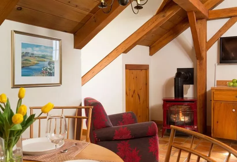 سوییت لوکس, Seven Sea Street Inn