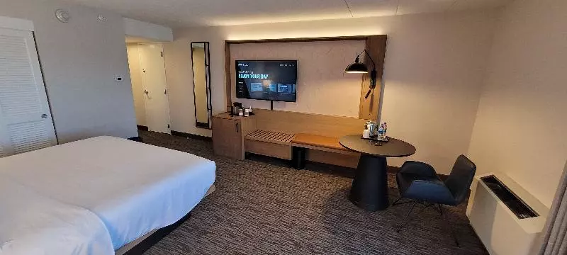 キングサイズベッドのスタンダードルーム, Sheraton Milwaukee Brookfield