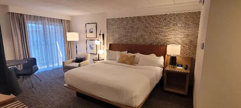 キングサイズベッドのスタンダードルーム, Sheraton Milwaukee Brookfield