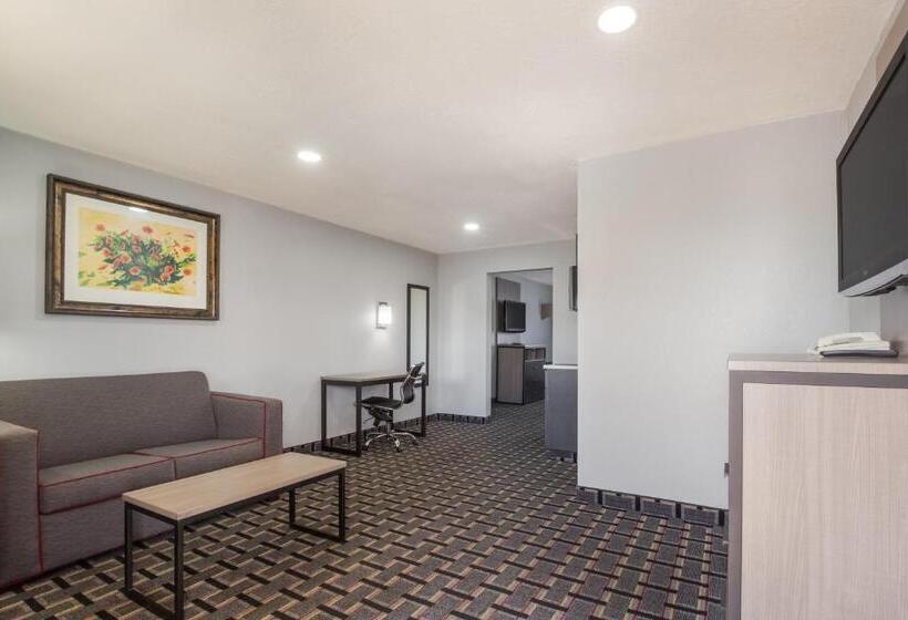 Люкс Повышенной Комфортности, Knights Inn And Suites Salem