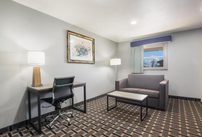 Люкс Кровать Кинг, Knights Inn And Suites Salem