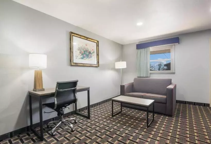 キングサイズベッドのスイートルーム, Knights Inn And Suites Salem