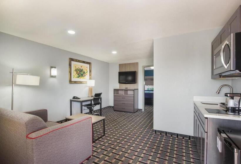 جناح سرير كينج, Knights Inn And Suites Salem