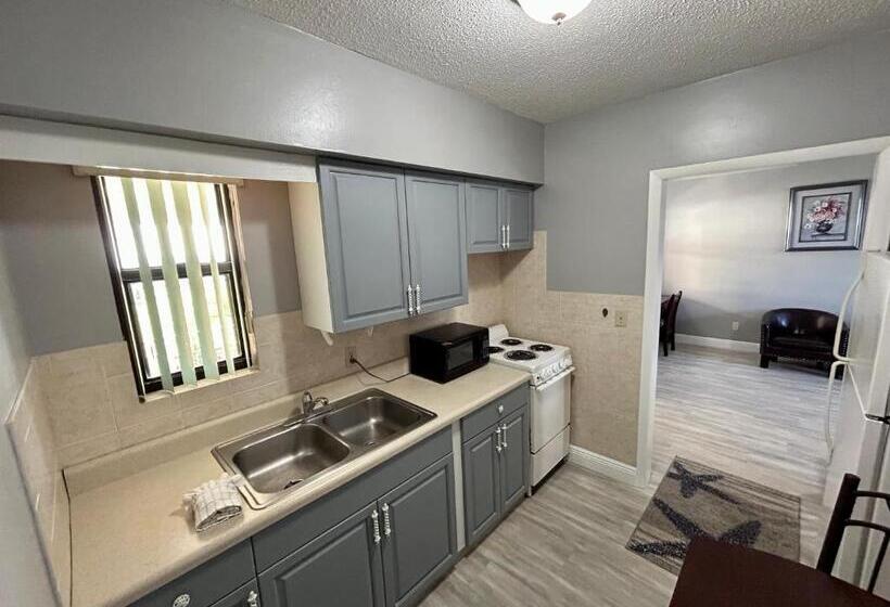 شقة غرفة واحدة, Sails Resort Motel