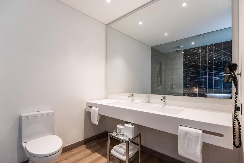 غرفة قياسية سرير كينج لذوى الإحتياجات الخاصة, Hilton Garden Inn Milwaukee Brookfield Conference Center, Wi