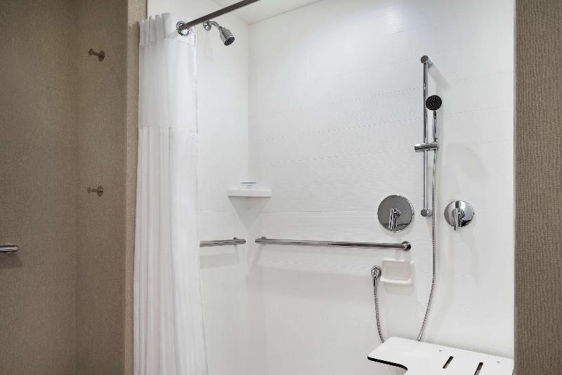 غرفة ديلوكس سرير كينج, Hilton Garden Inn Milwaukee Brookfield Conference Center, Wi