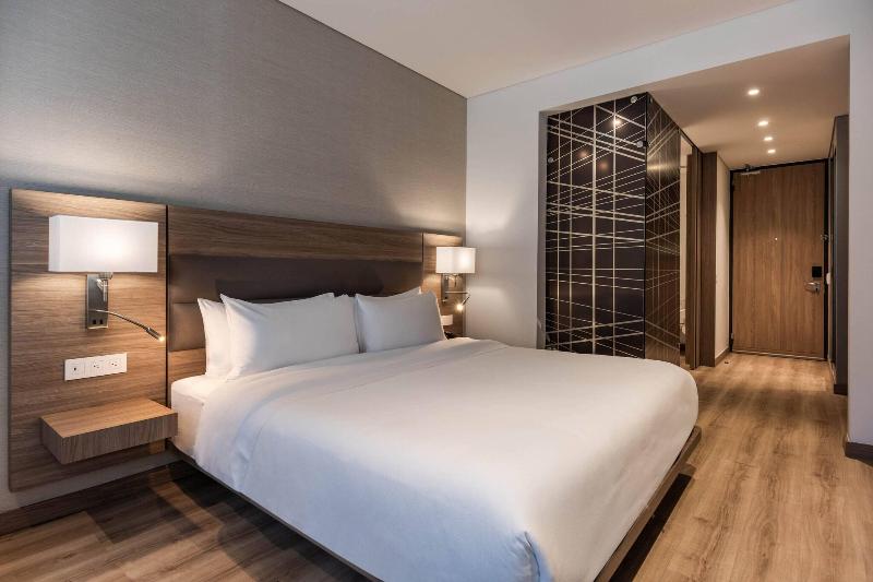 غرفة قياسية سرير كينج لذوى الإحتياجات الخاصة, Hilton Garden Inn Milwaukee Brookfield Conference Center, Wi