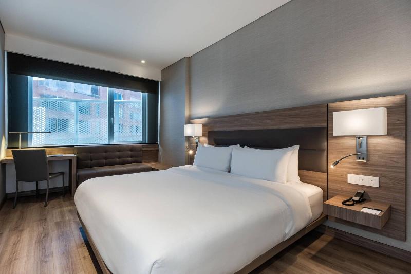 غرفة قياسية سرير كينج لذوى الإحتياجات الخاصة, Hilton Garden Inn Milwaukee Brookfield Conference Center, Wi