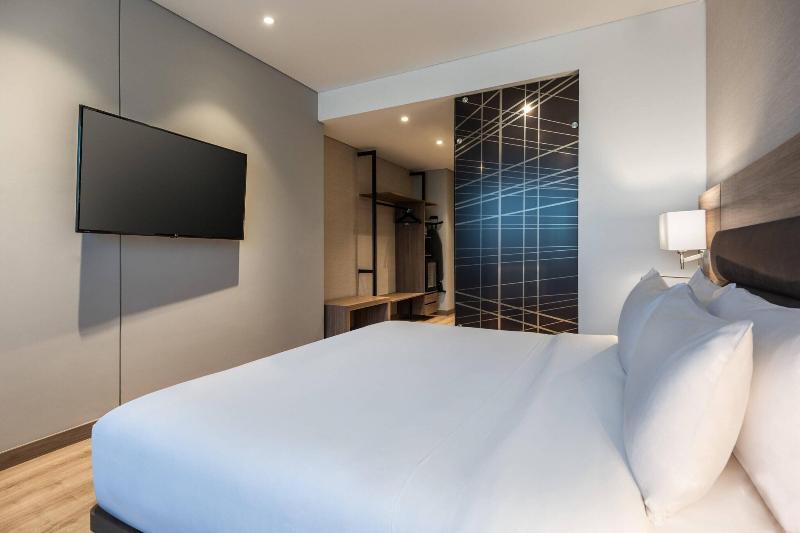 غرفة قياسية سرير كينج لذوى الإحتياجات الخاصة, Hilton Garden Inn Milwaukee Brookfield Conference Center, Wi