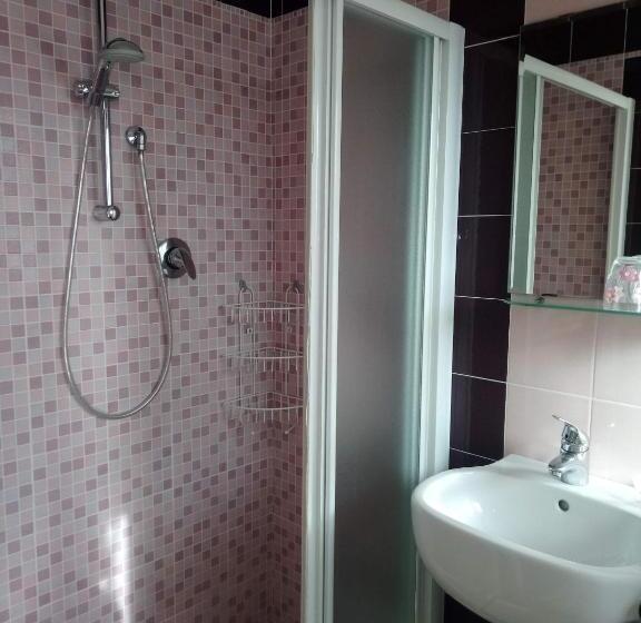 Economy Triple Room, Alga