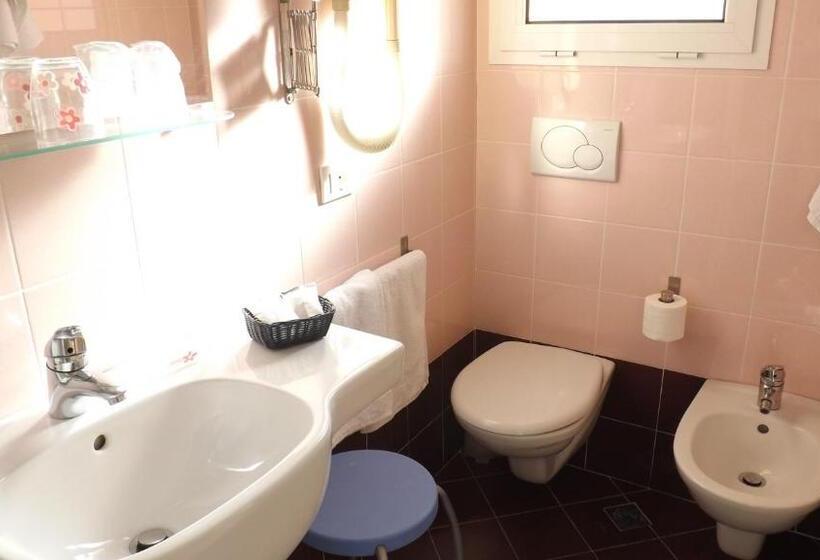 Economy Triple Room, Alga